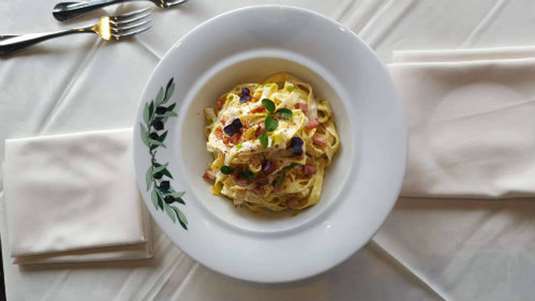 Ελληνική καρμπονάρα με σύγκλινο, κεφαλογραβιέρα και ψητό σκόρδο