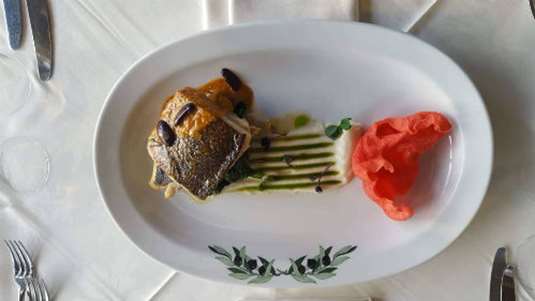 Μυλοκόπι σοτέ με λεμονάτο πουρέ κουνουπιδιού, σέσκουλα και σάλτσα με χυμό λαχανικών, ελιές Καλαμάτας και πέστο κάππαρης