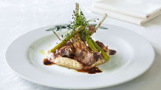 Παϊδάκια αρνιού με πουρέ ψητής σελινόριζας, πράσινα σπαράγγια και σάλτσα με πετιμέζι, θυμάρι και βαλσάμικο.