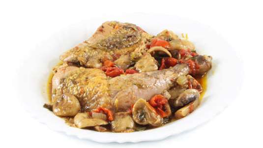 Φραγκόκοτα με μανιτάρια και πιπεριές