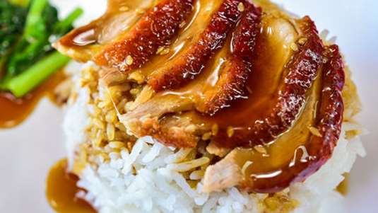 Στήθος πάπιας με σάλτσα από πορτοκάλι, μελάσα και σόγια σος