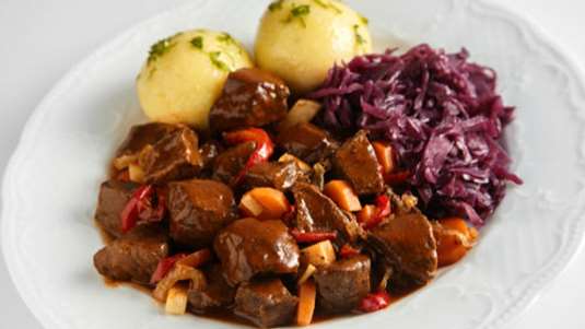 Αγριογούρουνο με κρασί, κόκκινο λάχανο και πατάτες