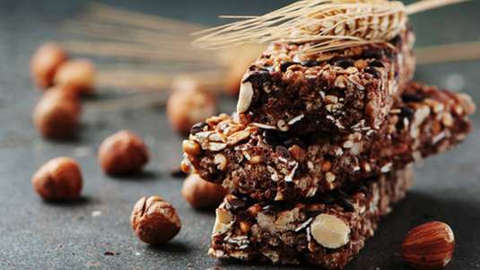 Μπάρες με σοκολάτα, αμύγδαλα και σταφίδες