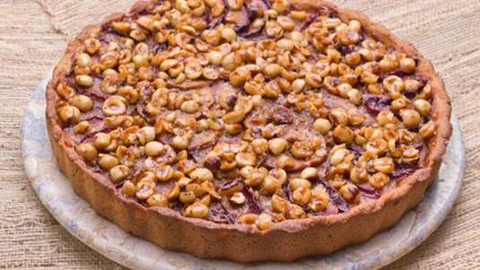 Τάρτα με φουντούκια, δαμάσκηνα και σοκολάτα