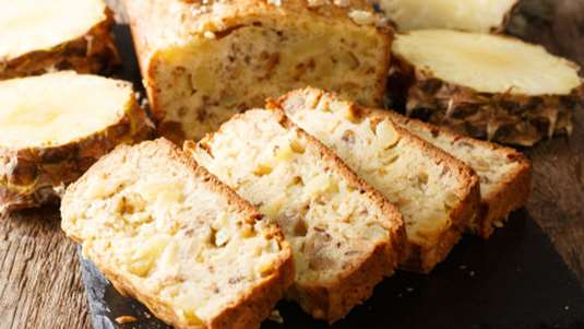 Ψωμί γλυκό με ανανά και καρύδια 