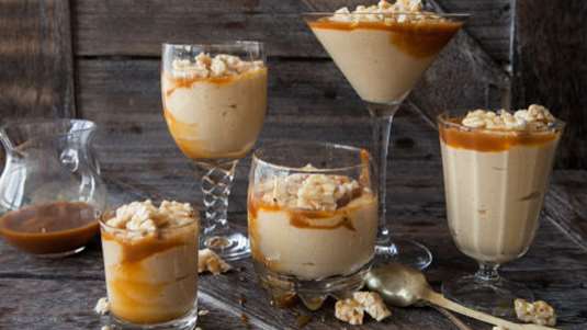 Μους μελιού με σος butterscotch, σταφίδες και φιστίκια αράπικα