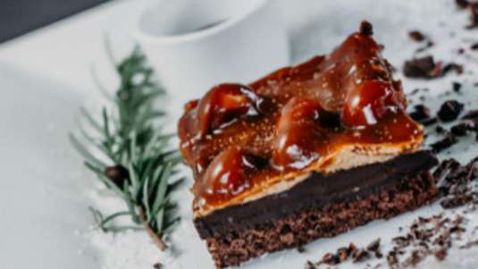 Μπράουνις με μαύρα φασόλια και χουρμάδες