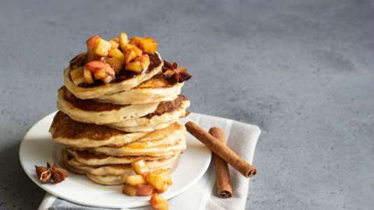 Pancakes από ρεβιθάλευρο με καραμελωμένα μήλα