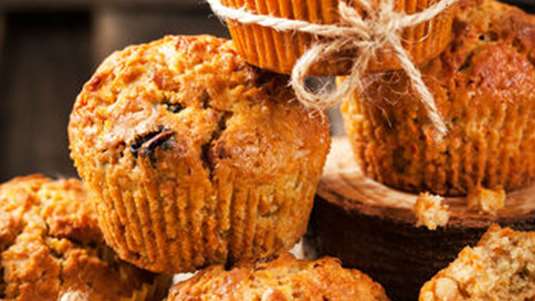 Μάφινς με κόκκινη φακή, μπανάνες και σταφίδες