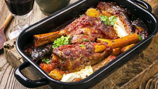 Αρνίσια κότσια με λαχανικά, σάλτσα ντομάτας, φέτα και κρασί