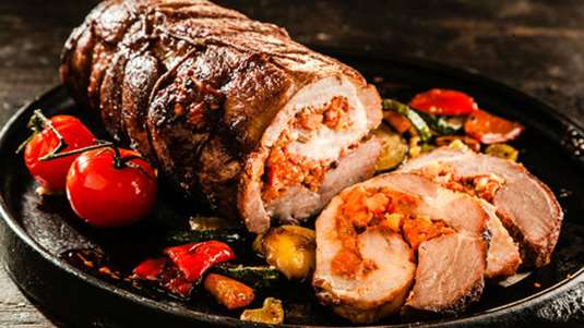 Χοιρινή σπάλα γεμιστή με λιαστές ντομάτες και ελιές