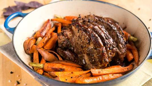 Μοσχάρι μαρινάτο σε μπίρα, μελάσα και σιναπόσπορο με ολόκληρα καρότα στο φούρνο