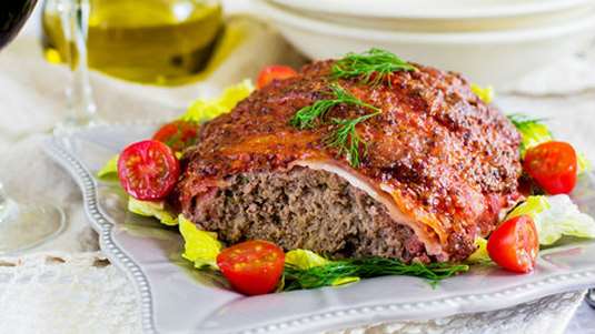 Ρολό κιμά με κρούστα από πελτέ ντομάτας και μπέικον