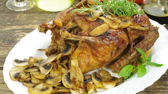 Πάπια με πορτοκάλι και μανιτάρια στον φούρνο