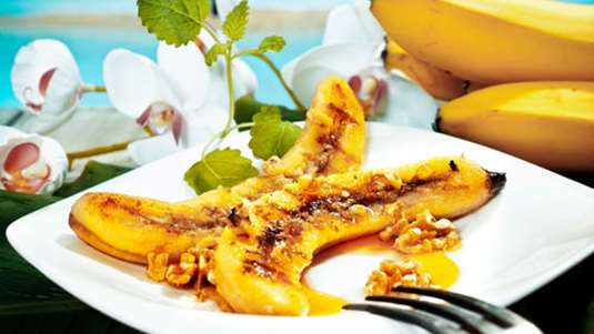 Μπανάνες ψητές στο γκριλ με ξηρούς καρπούς, μέλι και ρούμι