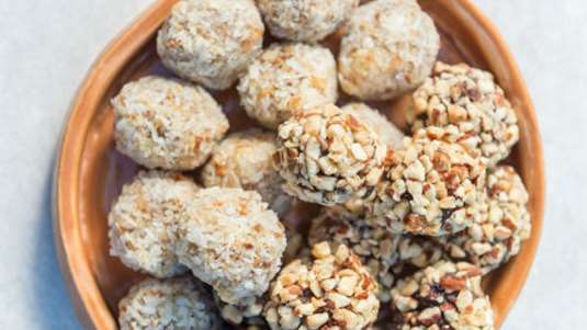 Κεράσματα με ταχίνι, ξηρούς καρπούς και μέλι