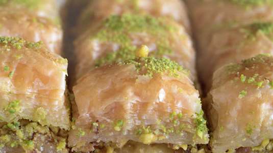 Μπακλαβάς με φιστίκι Αιγίνης και σιρόπι από μέλι 