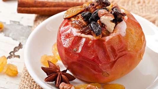 Μήλα ψητά με σταφίδες, καρύδια και μέλι