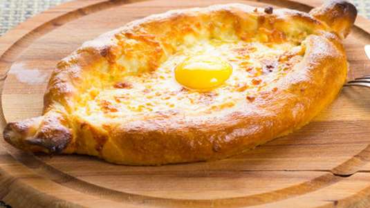 Xατσαπούρι (Khachapuri) -πεϊνιρλί με τυριά και αβγό