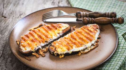 Ψωμί ψητό με άλειμμα από τυρί και μπίρα (Welsh Rarebit)