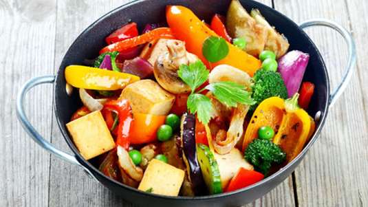 Τηγανιά λαχανικών με τυρί και αρωματικά βότανα