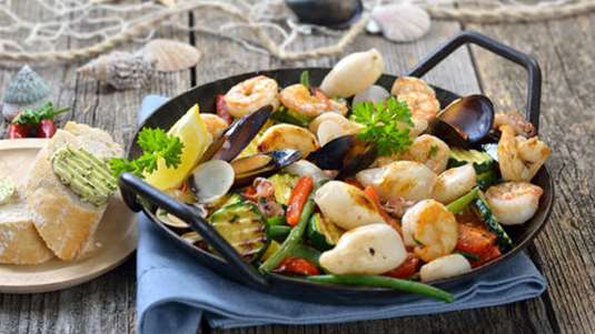 Τηγανιά με θαλασσινά, φρέσκα φασολάκια και πιπεριά