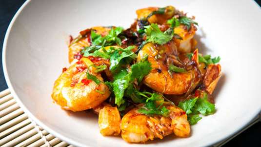 Τηγανιά με γαρίδες, λέμονγκρας και φρέσκο κόλιανδρο