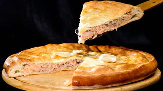 Πίτα με φρέσκο σολομό και τυριά