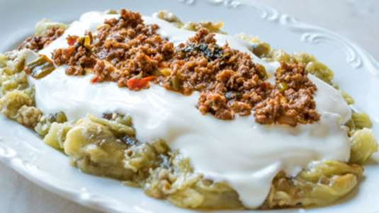 Πουρές μελιτζάνας με σάλτσα κιμά και γιαούρτι