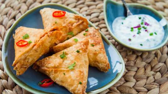 Σαμόζας με σάλτσα ραΐτα μέντας 