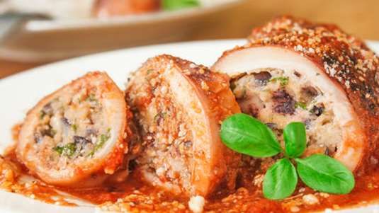 Καλαμαράκια γεμιστά με παρμεζάνα σε σάλτσα ντομάτας