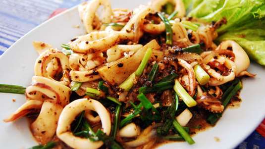 Πικάντικη σαλάτα με καλαμαράκια και λαχανικά