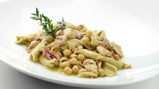 Καλαμαράκια με στριφτάρια και ρεβίθια