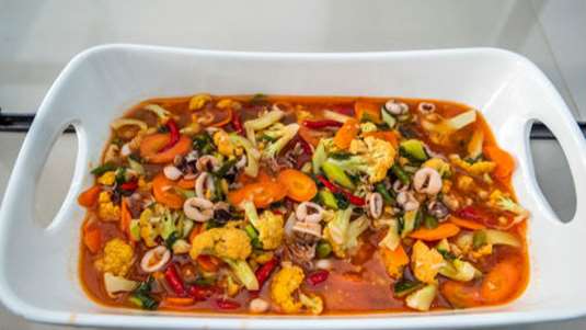 Καλαμαράκια κοκκινιστά με λαχανικά