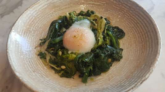 Αρωματικά χόρτα εποχής με αβγό ποσέ, κουκουνάρι και λάδι μαύρης τρούφας