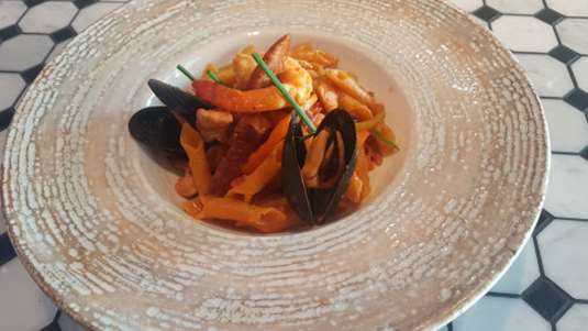 Παέλια ζυμαρικών με garganelli, γαρίδες, μύδια, κοτόπουλο, πικάντικο λουκάνικο και κόκκινη σάλτσα