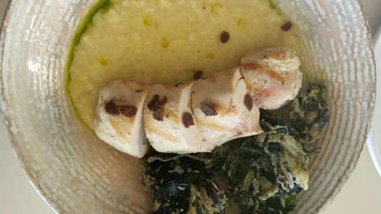 Στήθος κοτόπουλου με “ριζότο” πατάτας και chips από χόρτα εποχής