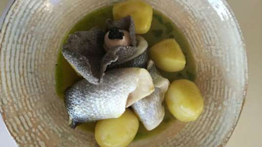 Bianco από φρέσκο ψάρι με baby πατάτες και σάλτσα λευκού κρασιού με άνηθο και lime 