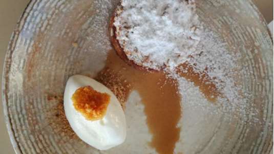 Τραγανή μηλόπιτα με παγωτό βανίλιας και σάλτσα καραμέλας