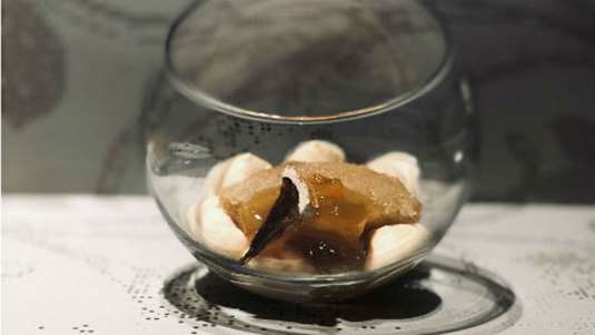 Σιμιγδαλένιος χαλβάς με σταφίδες, κουκουνάρι, μους ταχίνι και γλυκό του κουταλιού πορτοκάλι