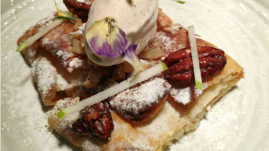 Μπουγάτσα αμυγδάλου, ψητά μήλα, καρύδια και παγωτό σαλέπι