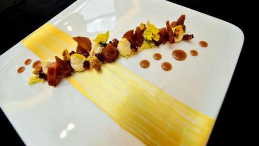 Ψητό κυδώνι με γιαούρτι και μπισκότο βουτύρου