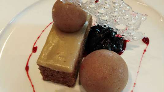 Κέικ ταχίνι με χαλβά από σιμιγδάλι και δαμάσκηνα