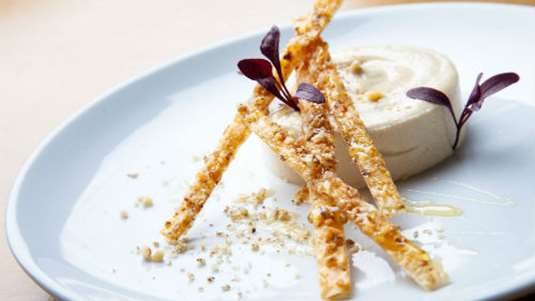 Μους χαλβά με κριτσίνι μπακλαβά