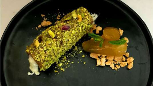 Χαλβάς καβουρδισμένος, κραμπλ από φιστίκι Αιγίνης και λευκή σοκολάτα και γλυκό περγαμόντο