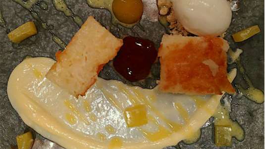 Πορτοκαλόπιτα με μους από υποβρύχιο με μαστίχα Χίου, παγωτό καϊμάκι και υγρό ζελέ από passion fruit