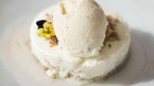 Εκμέκ κανταΐφι με φρέσκο βούτυρο, πλούσια κρέμα και παγωτό μαστίχα με ροζ πιπέρι