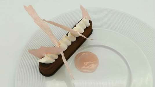 Μους σοκολάτας με σος από λουκούμι τριαντάφυλλο