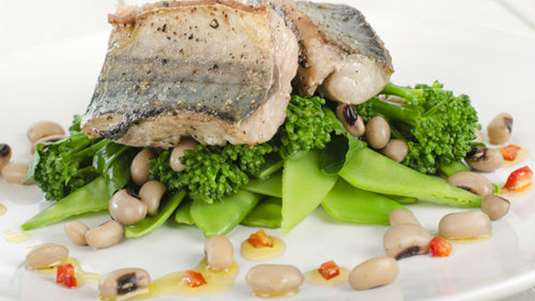 Σκουμπρί στη σχάρα με μαυρομάτικα φασόλια και λαχανικά
