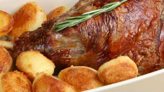 Αρνίσιο μπούτι με μυρωδικά και μαύρη ζάχαρη (από το αρχείο συνταγών της ΓΙΩΤΗΣ)